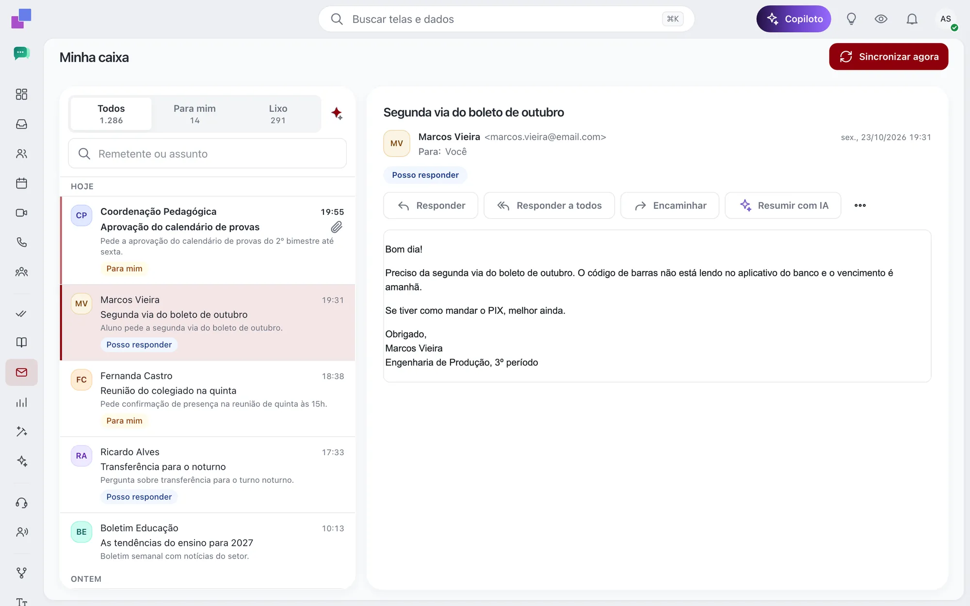 Caixa de e-mail com a triagem da IA em cada mensagem